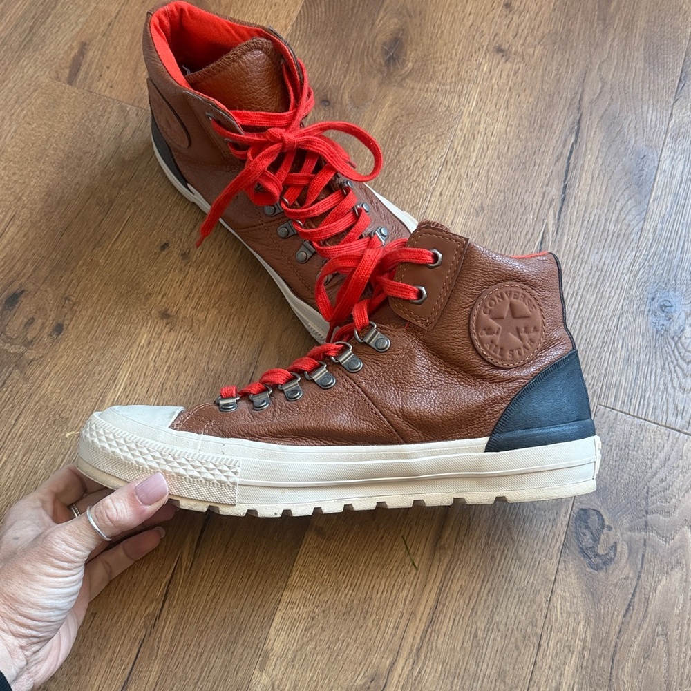 Converse leather mid